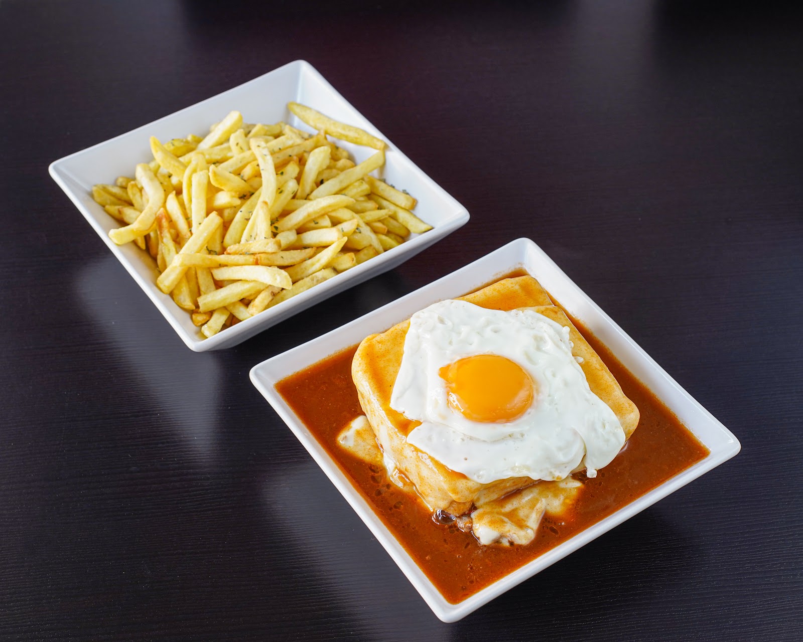 Francesinha at A Comida da Paulinha